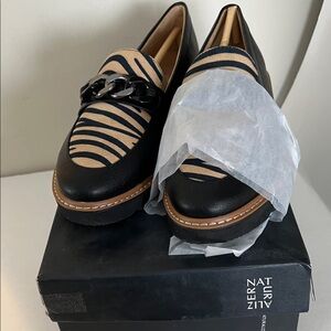 Naturalizer Black and Tan Loafers with Chain Detail
Size 7.5 WIDE